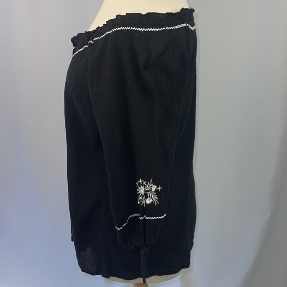 Cherry Krave on/off shoulder, 3/4 sleeve embroidered top in size 1X - Picture 2 of 8
